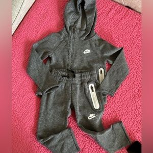 Nike 4T Set - Gray Sweatpants & Hoodie in EUC